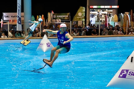 Balz Müller, Pionier des Foilsports, ist mit jeder Menge Spass und Einsatz dabei.