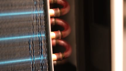 Hier passiert die Luftentfeuchter-Magie: An den gekühlten Spulen kondensiert die Luftfeuchtigkeit.