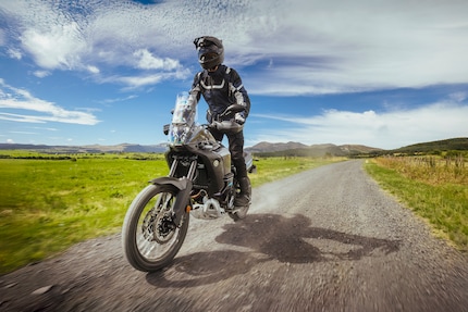 Mit großen Enduros wie dieser Yamaha bist du längst nicht mehr nur gemütlich unterwegs.