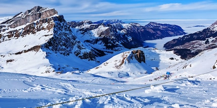 Sportferien, Wochenende und Sonnenschein: Skifahren ist schön, aber anstrengend. Der Blick geht vom Jochstock ins Tal.