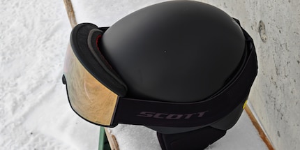 Die Ambit LS Goggle in Kombination mit dem Skihelm Flow Pro Mips, ebenfalls von Scott.