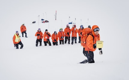 Le squadre di soccorso cercano nell'area colpita.
