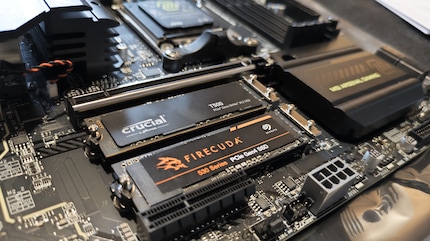 Nach dem Einsetzen der ersten beiden SSDs überkommt mich die Bastelmanie. Eine Euphorie wie damals, als ich zum ersten Mal mit Lego Technic gespielt habe.