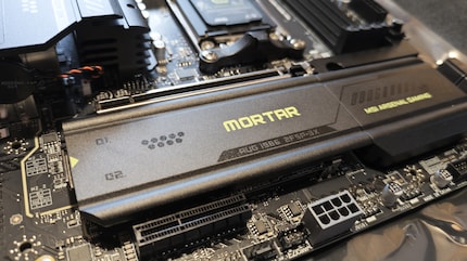 Das Einrasten des M.2-Heatsink befriedigt mich. Er fügt sich nahtlos ins Design des Mainboards ein.