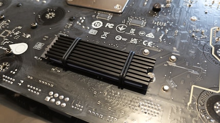 Um die dritte SSD installieren zu können, muss ich das Mainboard umdrehen. Ich spendiere ihr einen dünnen Heatsink.