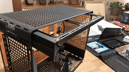 Die Lüfterhalterung ziehe ich nach dem Lösen ihrer Verschraubung wie eine Schublade heraus und lege sie zur Seite.