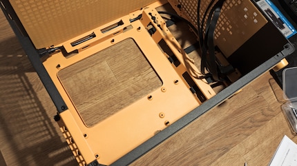 Die Abstandshalter sind gesetzt und bereit fürs Mainboard.