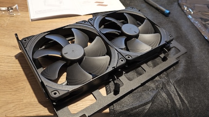 Auf das typische Noctua‑Braun verzichte ich gerne – Schwarz passt besser zum Build.