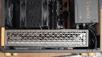 Die Karte stütze ich mit der mitgelieferten Grafikkartenstütze – auch wenn das Gehäuse selbst eine eigene Lösung dafür hätte.