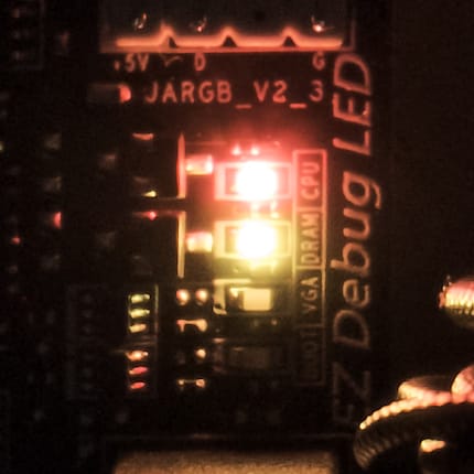 Der erste Start dauert wegen RAM‑Training länger. Die rote CPU‑ und gelbe RAM‑LED deute ich zunächst fälschlicherweise als Fehler.