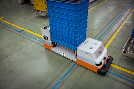 Der Roboterwagen verfrachtet die Kisten von A nach B.