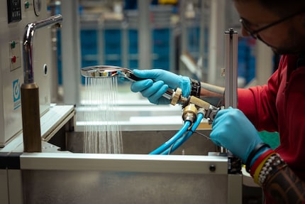 Nur Brausen, die genügend Testdurchläufe unbeschadet überstehen, kommen in den Verkauf.