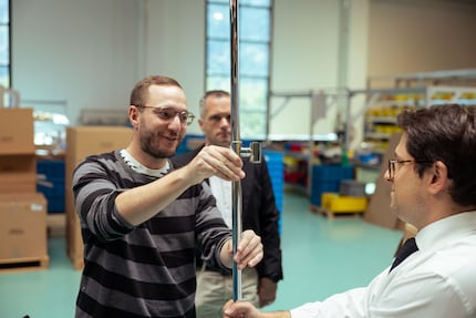 Auch die Brausestangen werden vor dem Versand poliert.