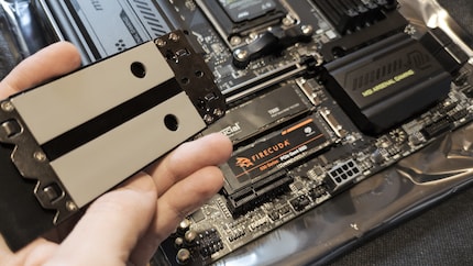 Zwei der drei SSDs finden auf der Vorderseite des Mainboards ihren Platz.