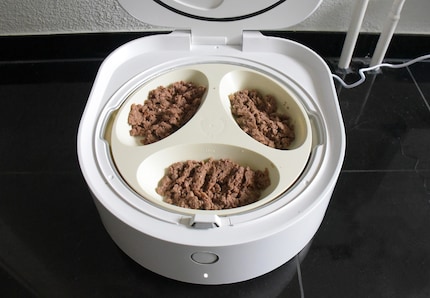 Drei Portionen passen in die Futterschale. Zum Befüllen lässt sie sich herausnehmen.