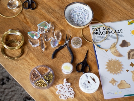 Schere, Nylonfaden und Gleiter brauchst du sowieso. Alles andere ist für zusätzliche Deko.