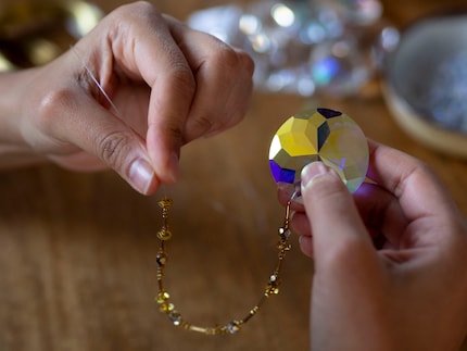 Die Perlen ziehe ich ganz einfach wie bei einer Kette auf.