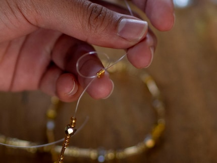 Das Loch der letzten Perle bleibt gross genug, so dass ich den Nylon doppelt durchziehen kann.