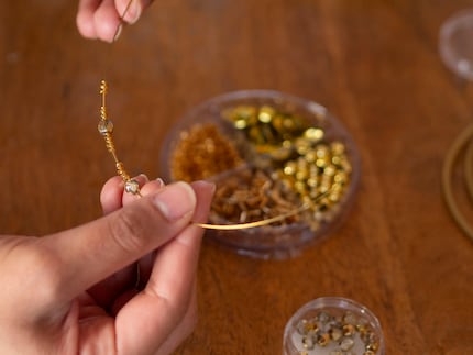 Der starre Draht macht zwar eine schöne, runde Form, aber erschwert das Fixieren.