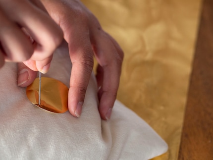 Die weiche Unterlage verhindert, dass das Loch ausfranst.