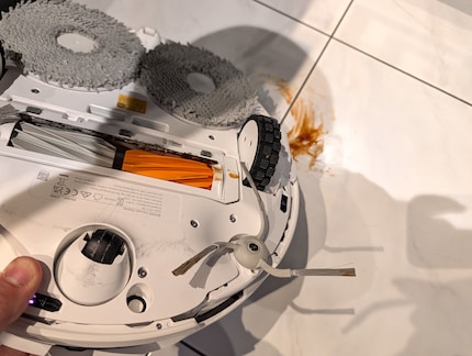 Das Gerät fährt über den Saucenklecks und verschmiert alles.