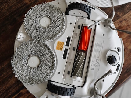 Die zweigeteilte Bürste verhindert, dass sich Haare verheddern.