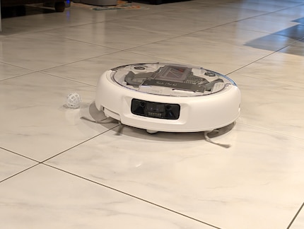 Der DJI Romo fährt ums Katzenspielzeug herum.