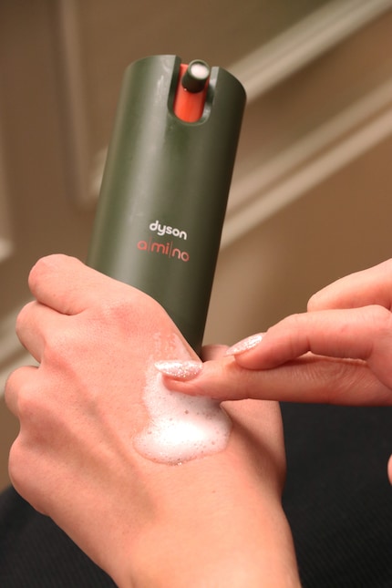 Der Schaum fällt unter den kreisenden Fingerbewegungen zu einem leichten Serum zusammen.