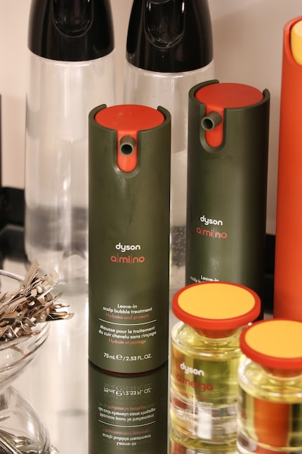  Pssssst! Zu Dysons Omega Haaröl (der kleine Glasflakon rechts vom Bubble Treatment) folgt schon bald ein Testbericht.