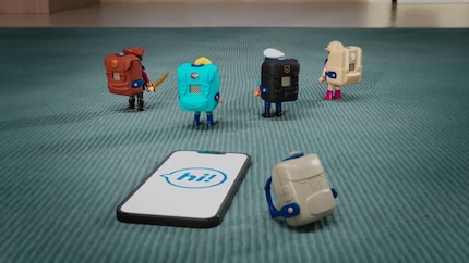 Le figure multiple con zaini audio interagiscono con il mondo di gioco tramite adesivi. Il gioco viene impostato tramite un'app e poi giocato offline.