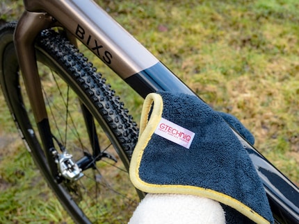 Um unschöne Wasserflecken zu vermeiden, wird das Bike mit dem Drying Towel nach der Wäsche getrocknet.