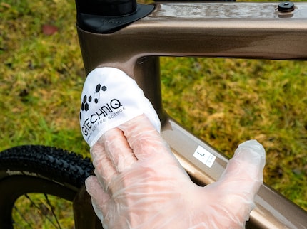 Was der einen ihr Rouge, ist dem anderen seine Keramikbeschichtung. Oder umgekehrt. Aufgetragen wird das Bike Ceramic mit einem speziellen Pad.