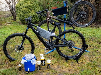 Fast alles für fast jedes Velo: Der leicht abgewandelte Galaxus-Claim und die Produkte des Gtechniq Ultimate Bike Care Kit.