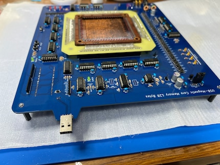 Das Herzstück, der Magnetkernspeicher, befindet sich in der Mitte.