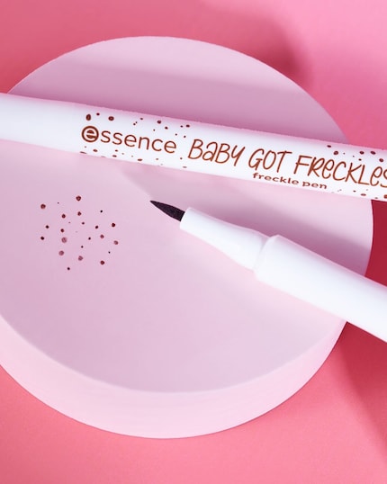 Punktet hoffentlich auch in der Praxis: der Freckle-Stift von Essence.