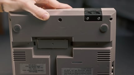 Auf der Unterseite des NES ist ein Anschluss für zusätzliches Zubehör versteckt.