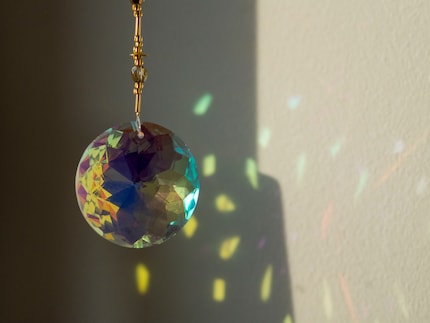 Die Kette verleiht dem Ornament einen opulenten Look.