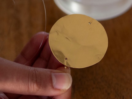 Wie auch vorher, befestige ich den Faden mit Quetschperlen. In diesem Fall macht das besonders Sinn, weil Knüpfen umständlicher wäre.