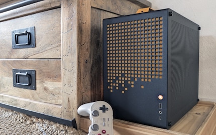 Dennoch stelle ich ihn so hin, dass das Glas‑Seitenpanel kaum sichtbar ist. :D