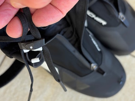 Deze klem maakt het makkelijk om de veters aan te trekken en bij te stellen.