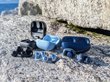 Die drei Vergleichsmodelle: Sony, Huawei und Bose (von links).