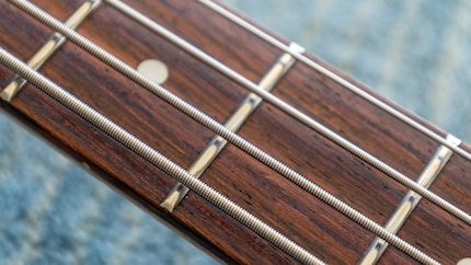 Roundwound-Saiten – hier bei einem Bass, weil die Umwicklung da besser zu sehen ist.