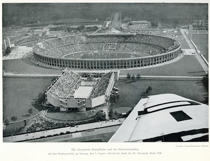 Eine historische Luftaufnahme des Olympiastadions in Berlin 1936.