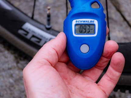 Handpumpen statt Standpumpen auf knapp ein Bar. Wobei natürlich auch die Standpumpe von Hand bedient wird. So gesehen fällt die dann wohl auch unter Handpumpe. Es ist kompliziert. Ich geh mal einen Handstand machen.