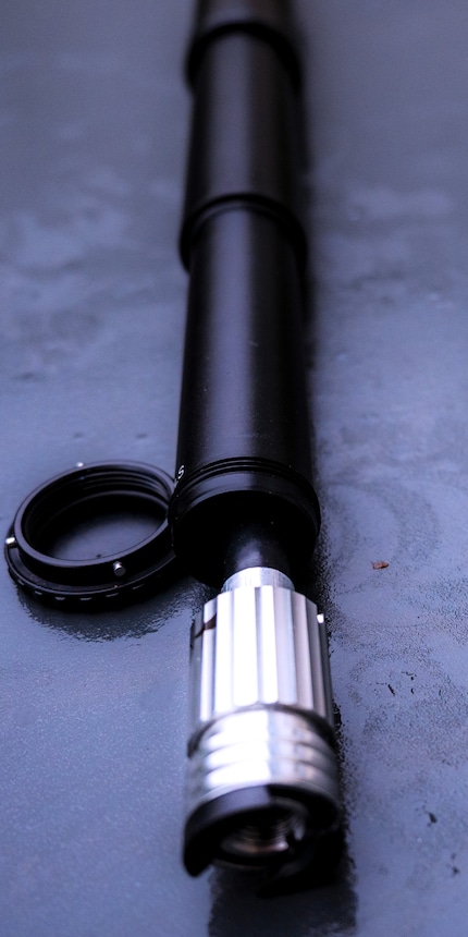 Zum Beispiel ein kleiner Schlauch, der im Griff verstaut wird.