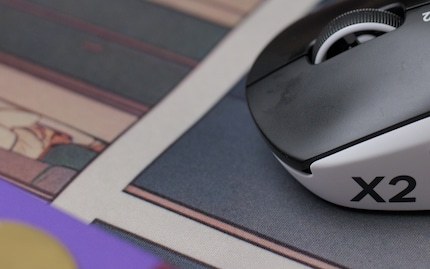 Vingerafdrukken op de zwarte toetsen zijn duidelijk zichtbaar.