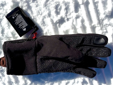 Der Akku ist einfach angeschlossen und verstaut.