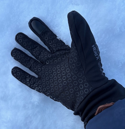 Die Touchscreen-Zone am Zeigefinger und das Silikonmuster sind praktische Details.