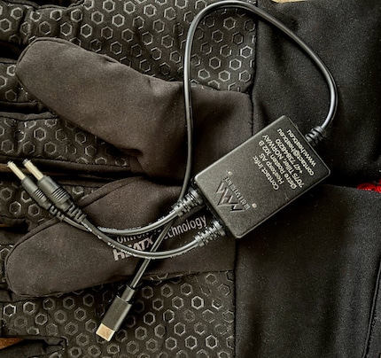 Mit diesem Ladekabel bin ich nicht glücklich, auch wenn ich beide Akkus gleichzeitig laden kann.