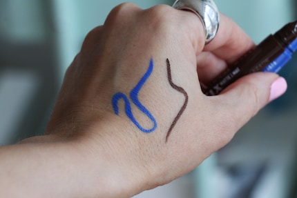 Gleiten problemlos und mit voller Pigmentladung über meinen Handrücken.